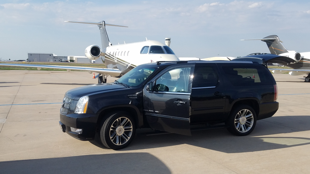 Airport Limo Services vs. Ride-Sharing: Which Is Right for Your Next Trip?